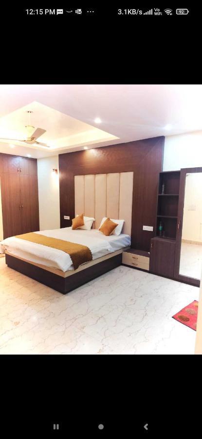 Oyo White House Hotel Noida Exterior photo
