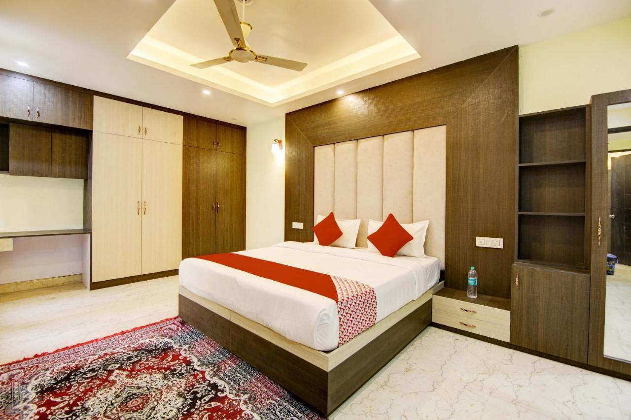 Oyo White House Hotel Noida Exterior photo