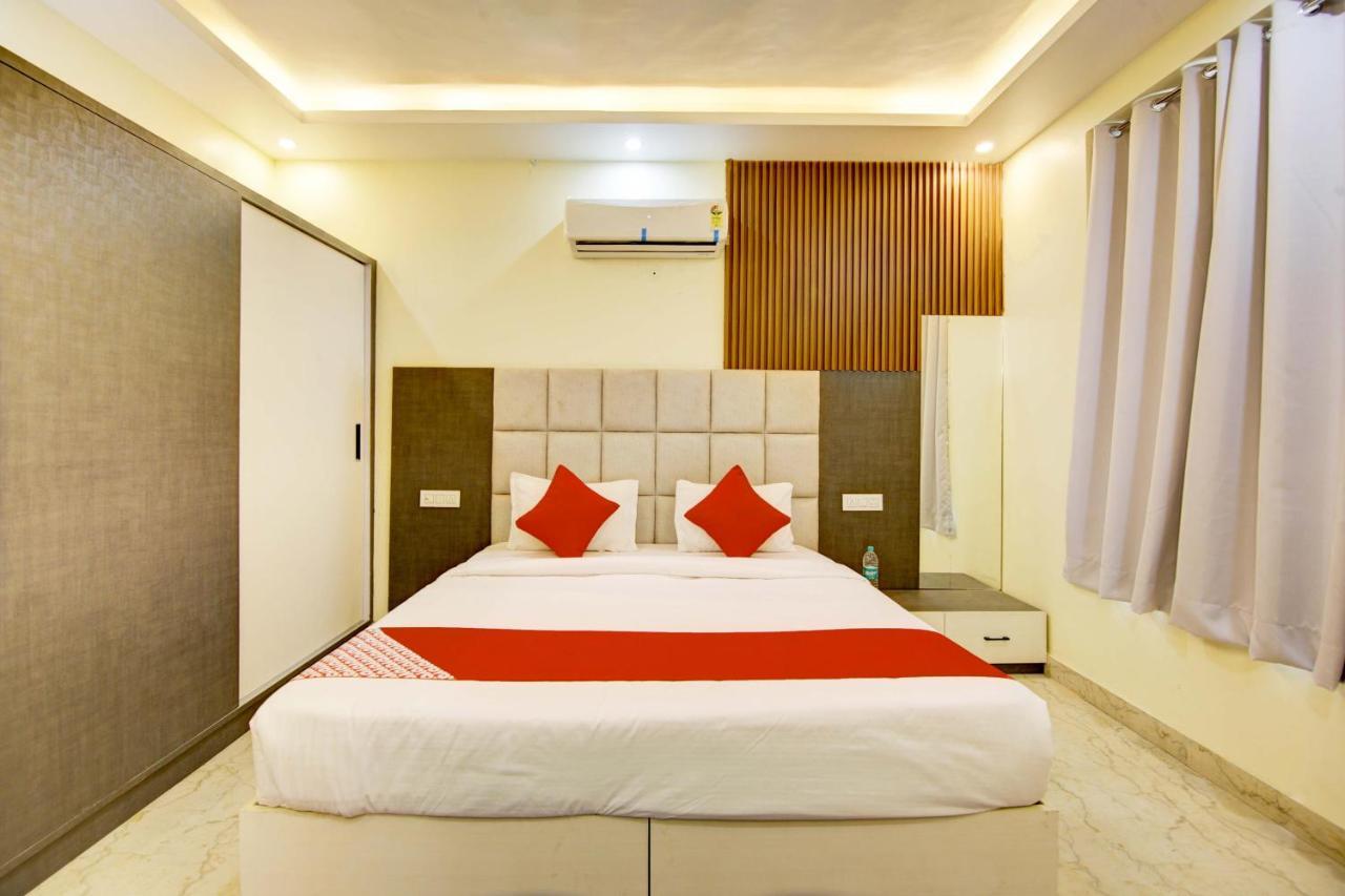 Oyo White House Hotel Noida Exterior photo