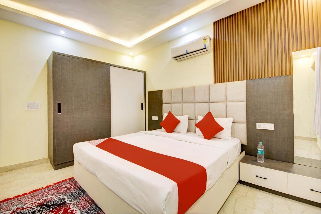 Oyo White House Hotel Noida Exterior photo