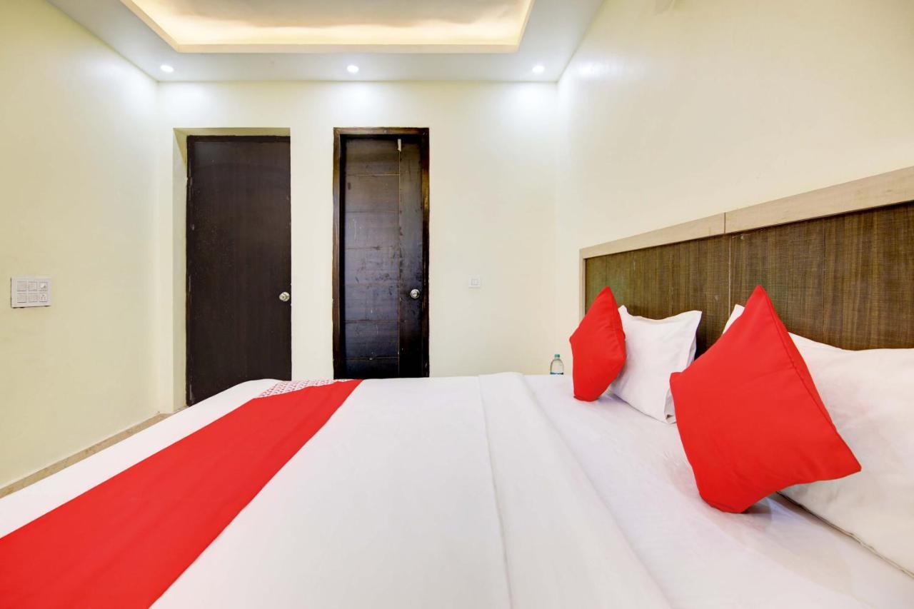 Oyo White House Hotel Noida Exterior photo