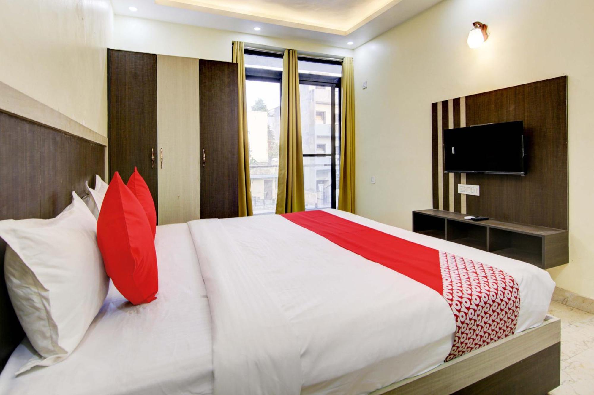 Oyo White House Hotel Noida Exterior photo