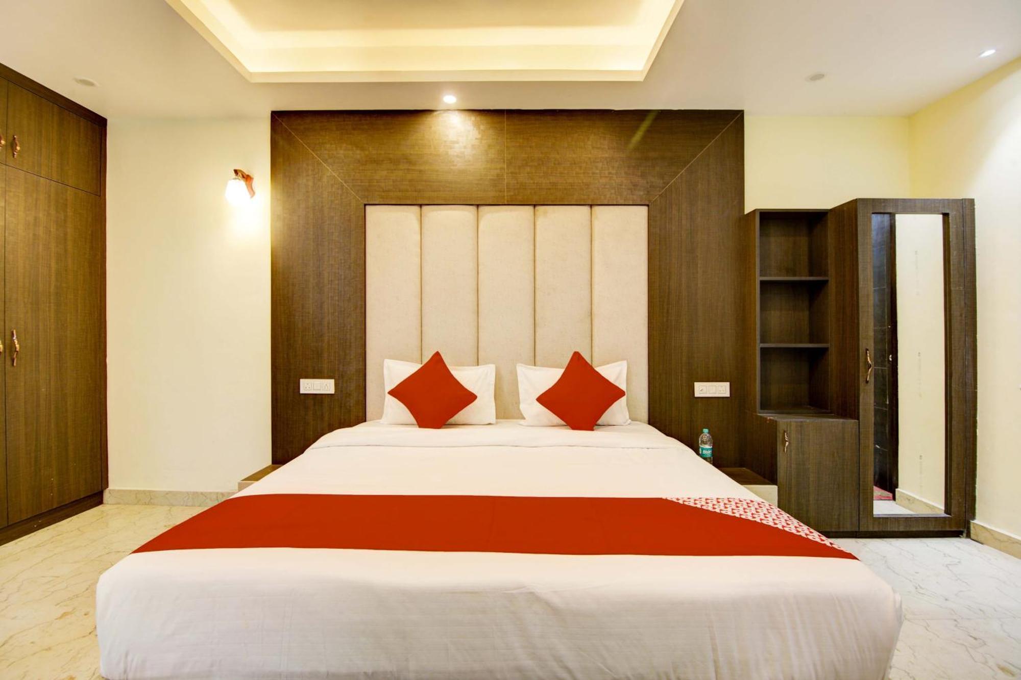 Oyo White House Hotel Noida Exterior photo