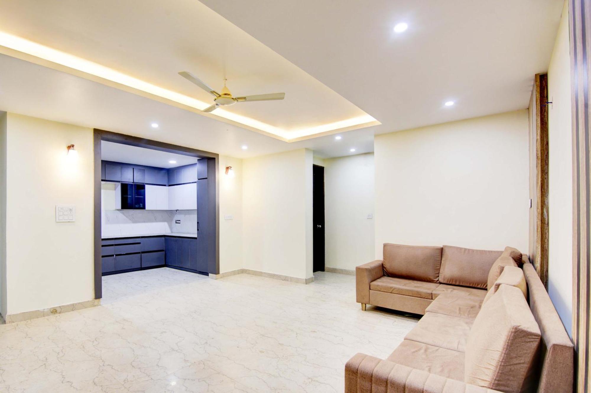Oyo White House Hotel Noida Exterior photo