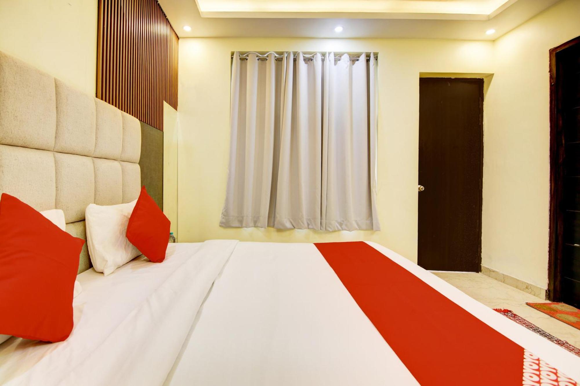 Oyo White House Hotel Noida Exterior photo