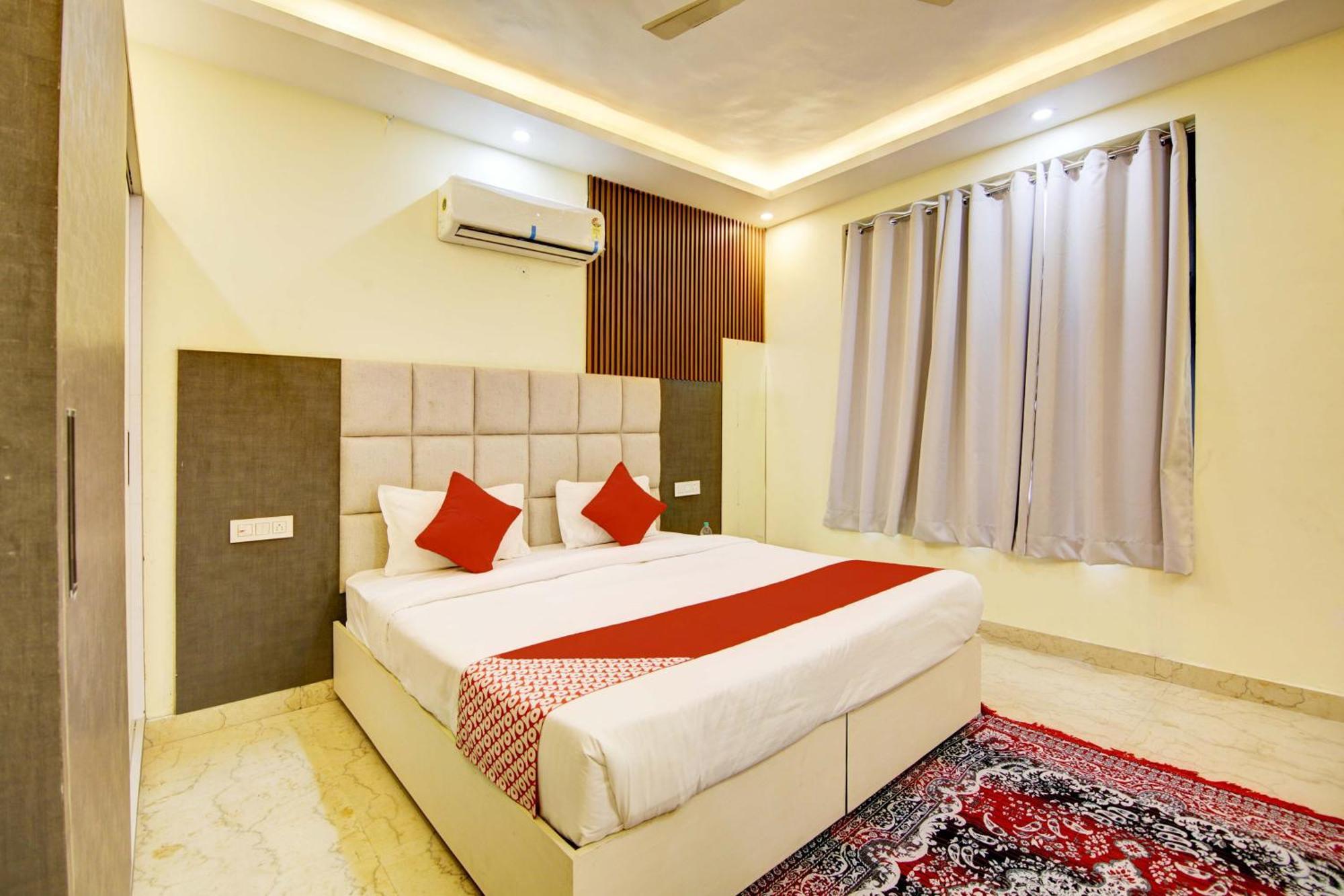 Oyo White House Hotel Noida Exterior photo